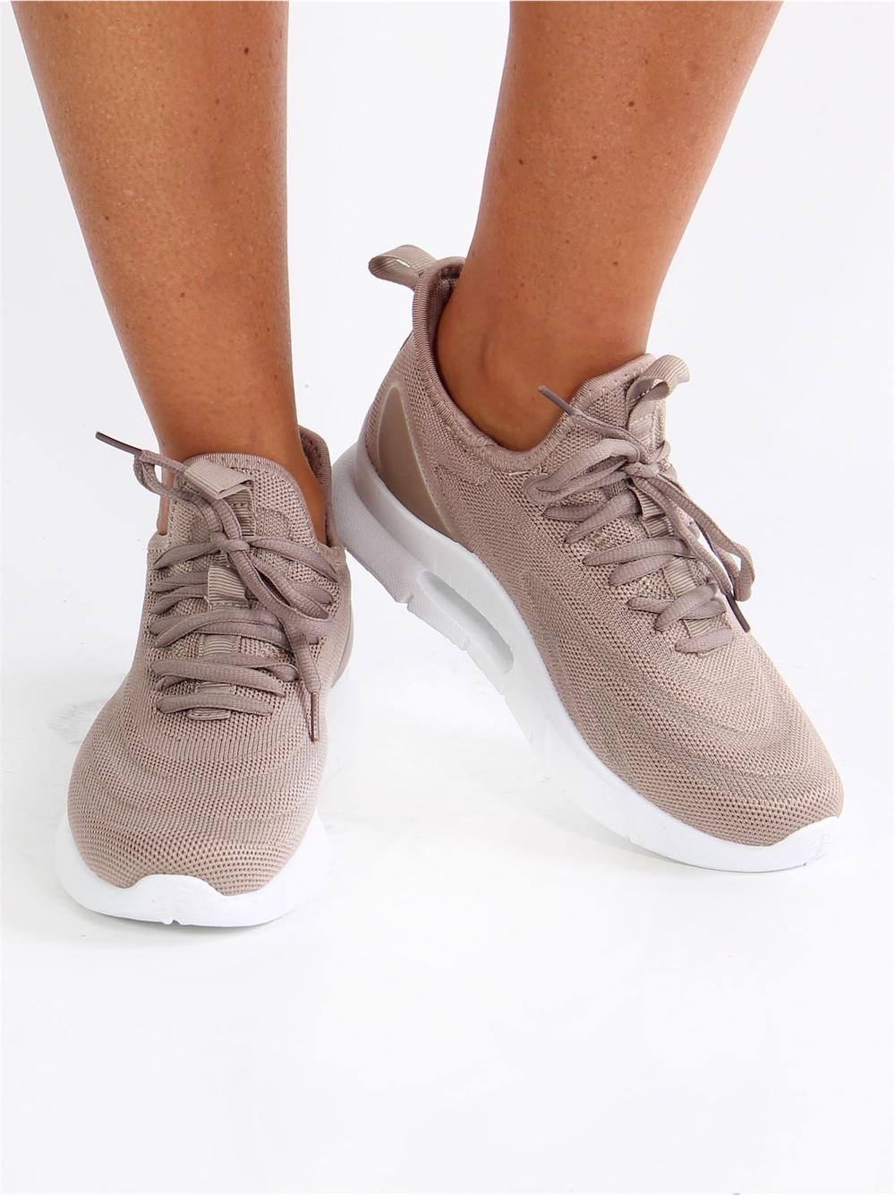 Sindy - Svarta sneakers med snören och svart sula